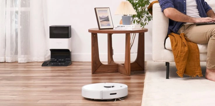 Roborock Q7 Saugroboter im Wohnzimmer