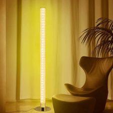 Smarte RGB Stehlampe im Zimmer