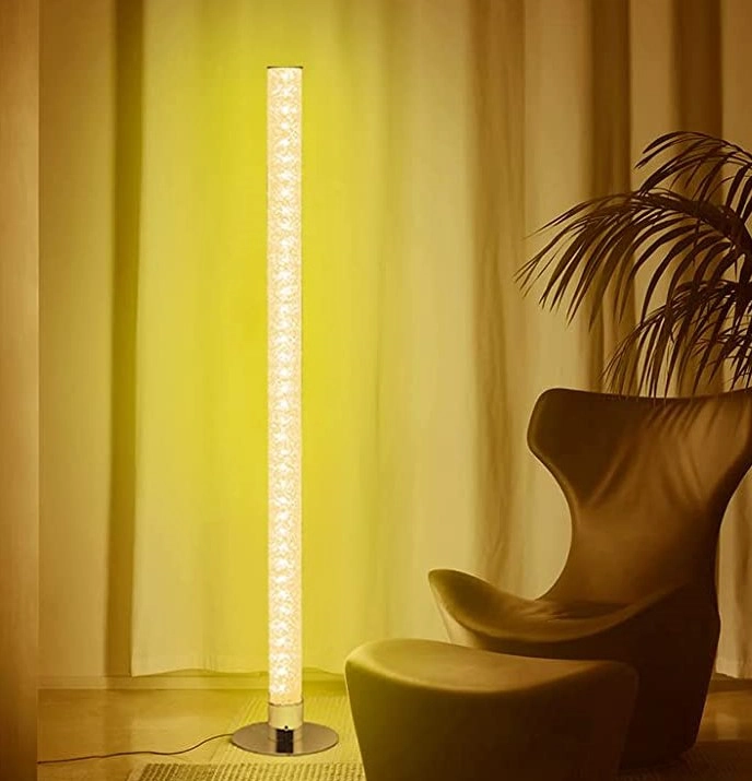 Smarte RGB Stehlampe im Zimmer Smarte RGB Stehlampe im Zimmer