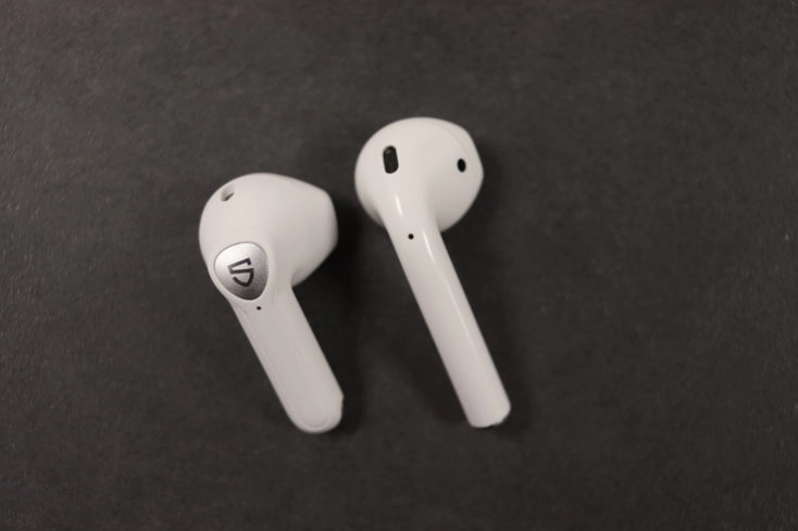 SoundPEATS Air3 und AirPods Hoerer