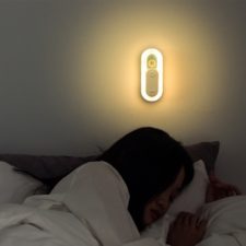 Akku-Nachtlicht ueber Bett
