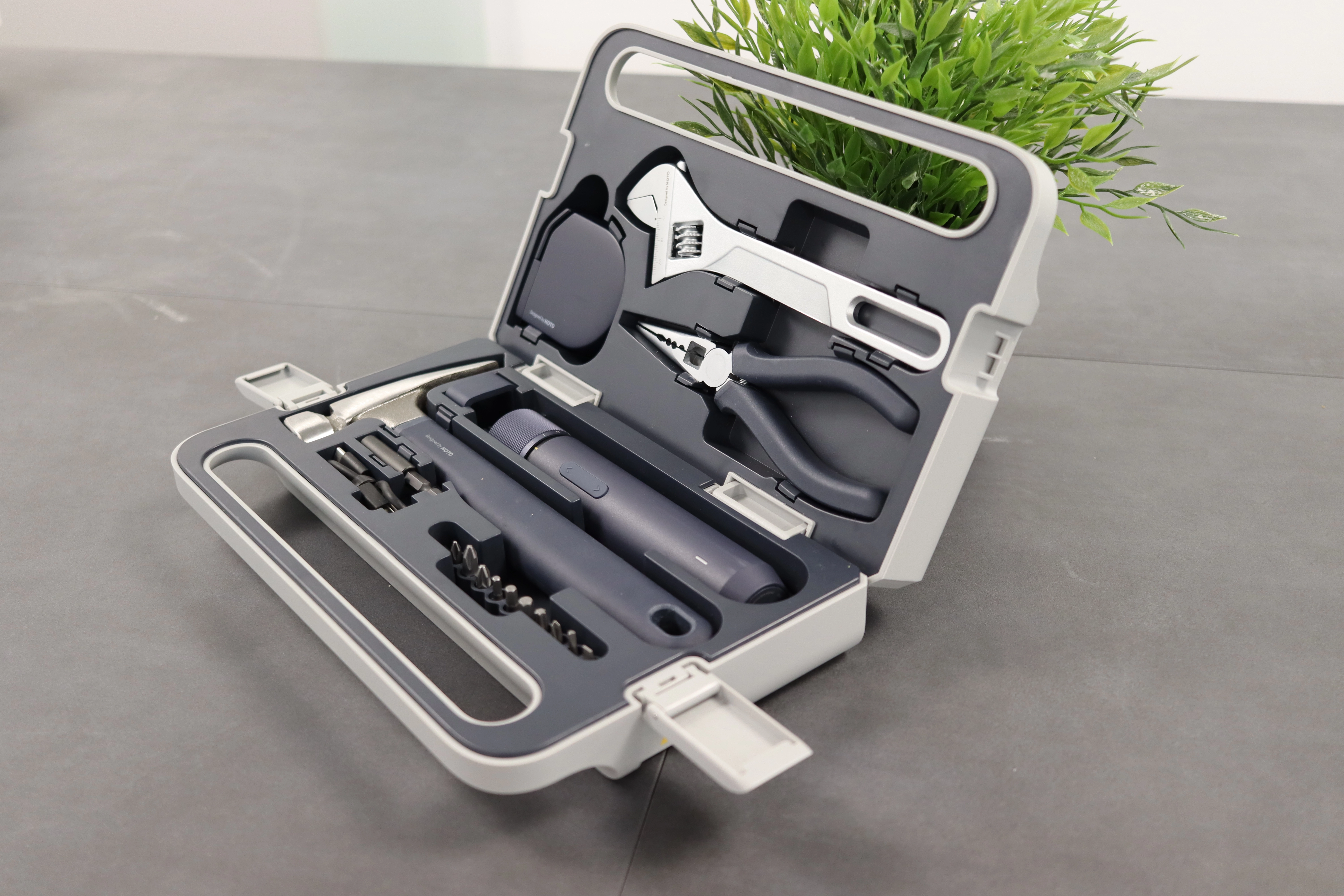 HOTO Werkzeugkoffer aufgeklappt schraeg