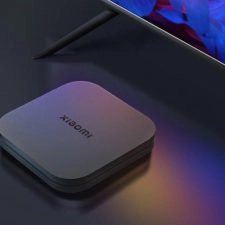 Xiaomi Mi Box 4S Max vor dem Fernseher