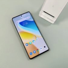 vivo X80 Pro von der Seite mit kabellosen Lader