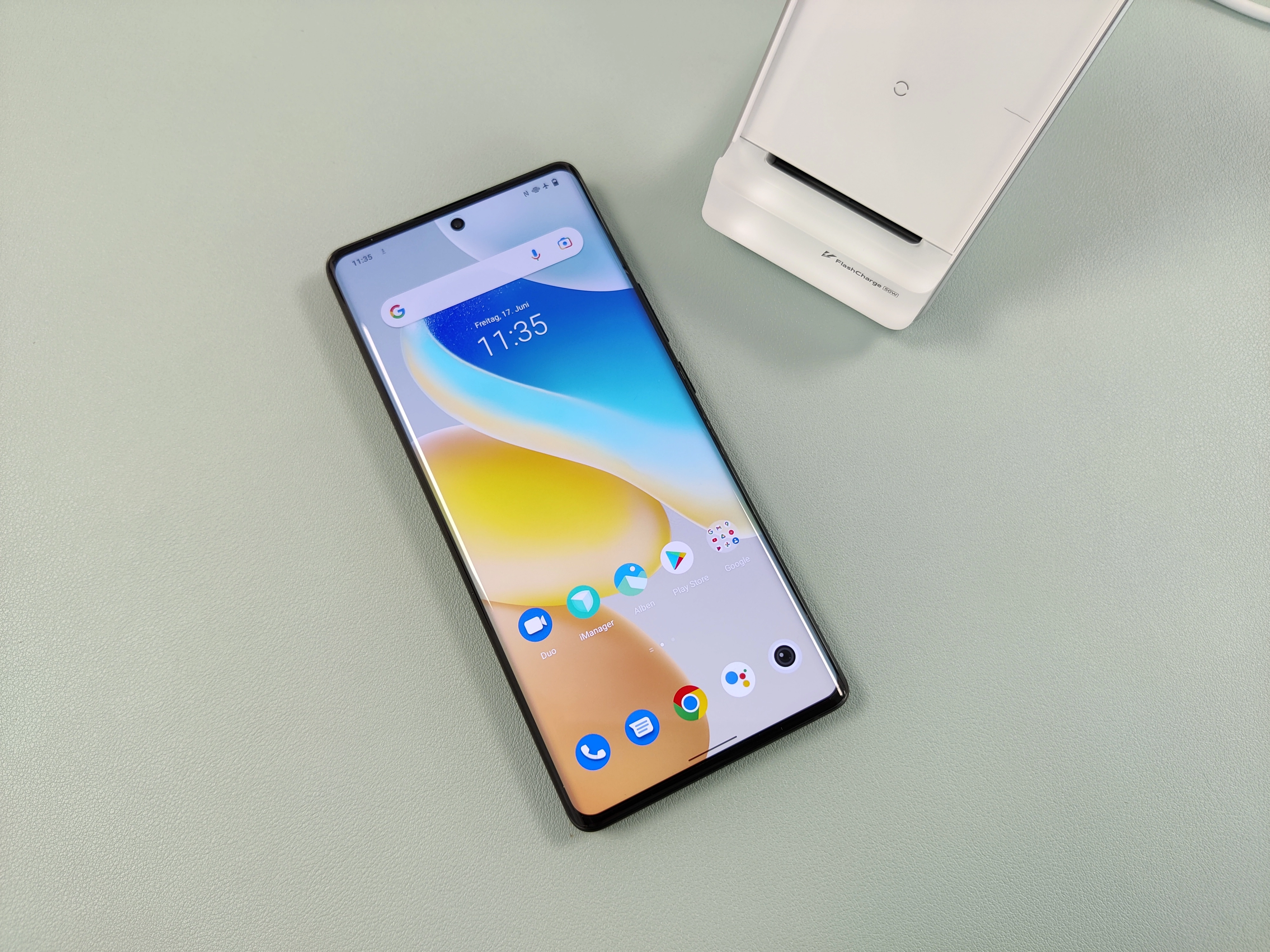 vivo X80 Pro von der Seite mit kabellosen Lader vivo X80 Pro von der Seite mit kabellosen Lader