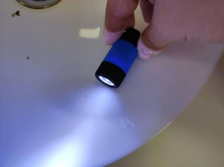 Mini Taschenlampe unter Wasser
