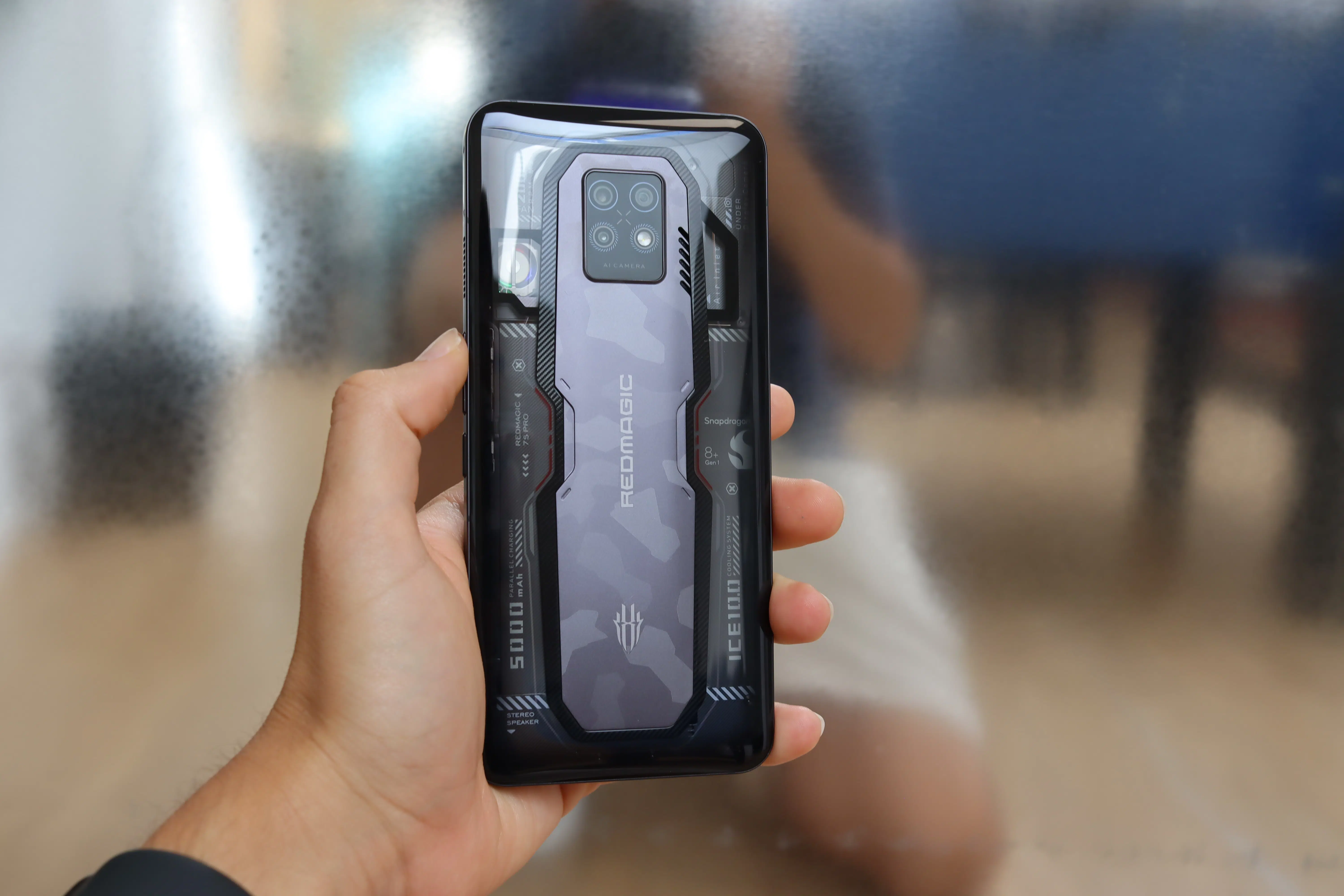 REDMAGIC 7S Pro Smartphone Rueckseite in Hand 2