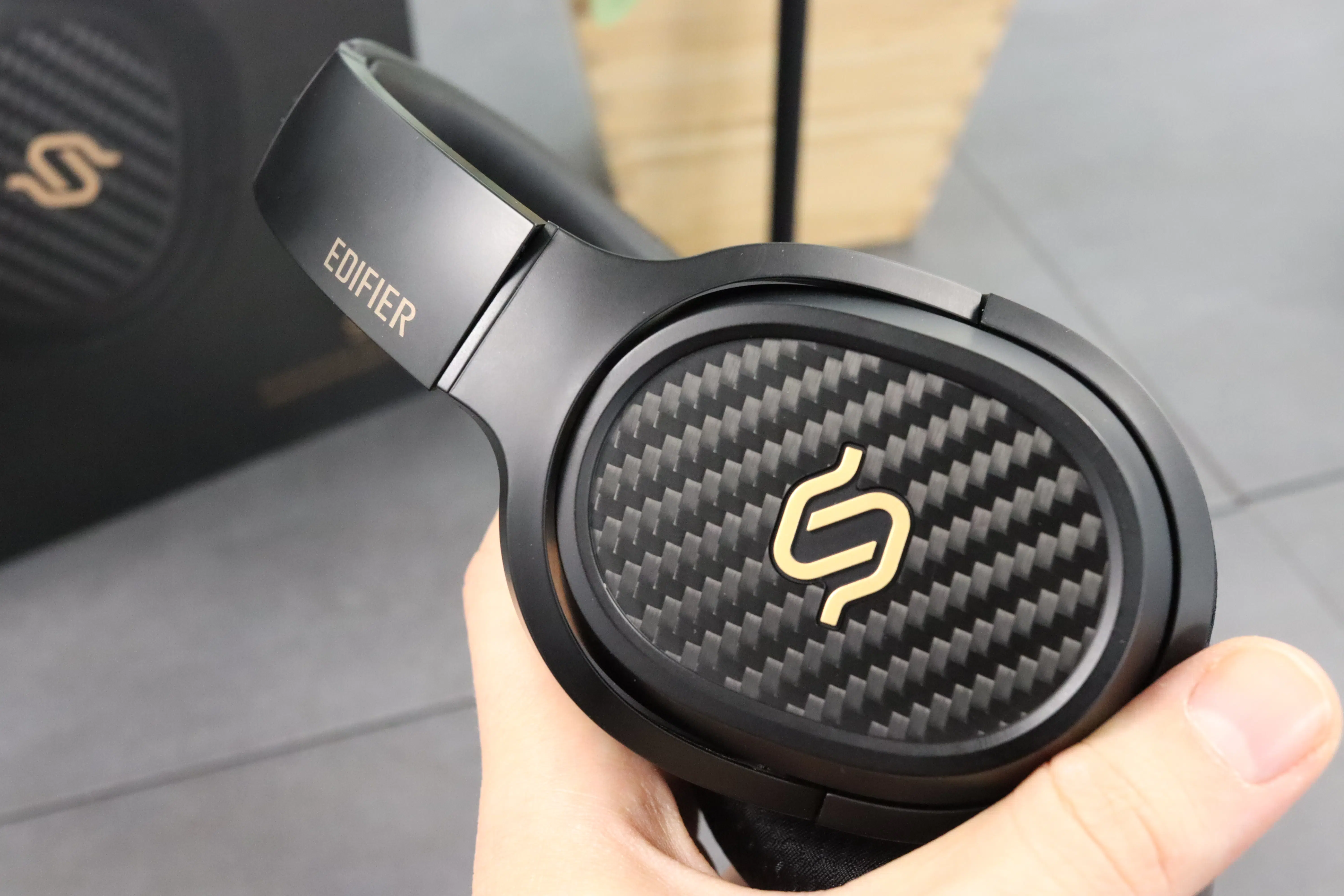 EDIFIER STAX Spirit S3 in Hand