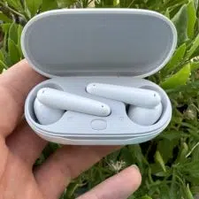 Huawei FreeBuds SE aufgeklappt in Hand