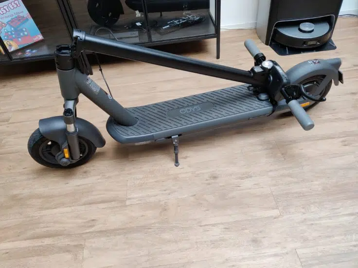 ODYS Neo e100 E-Roller zusammengeklappt