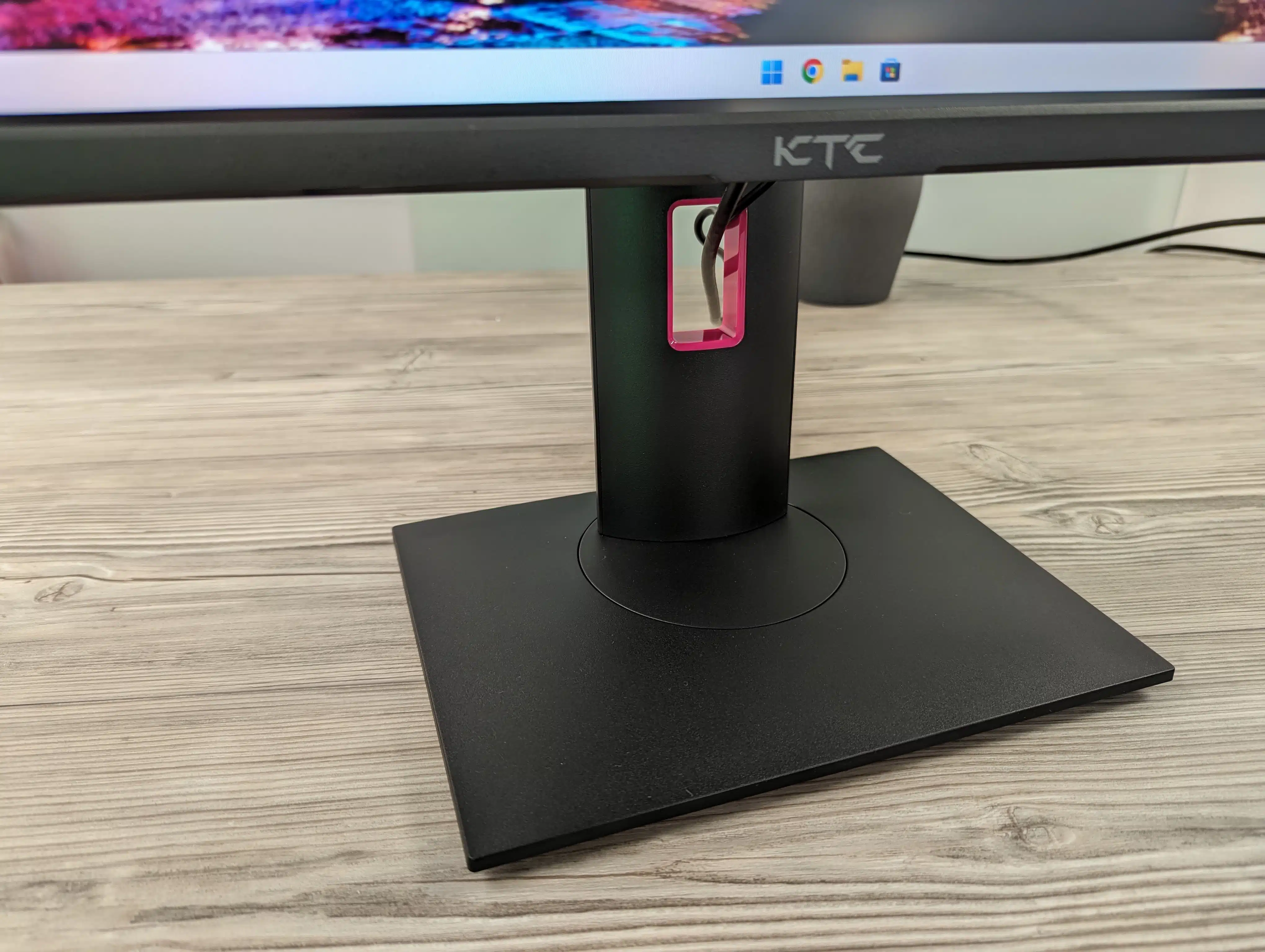 KTC H27T22 Monitor Kabelfuehrung