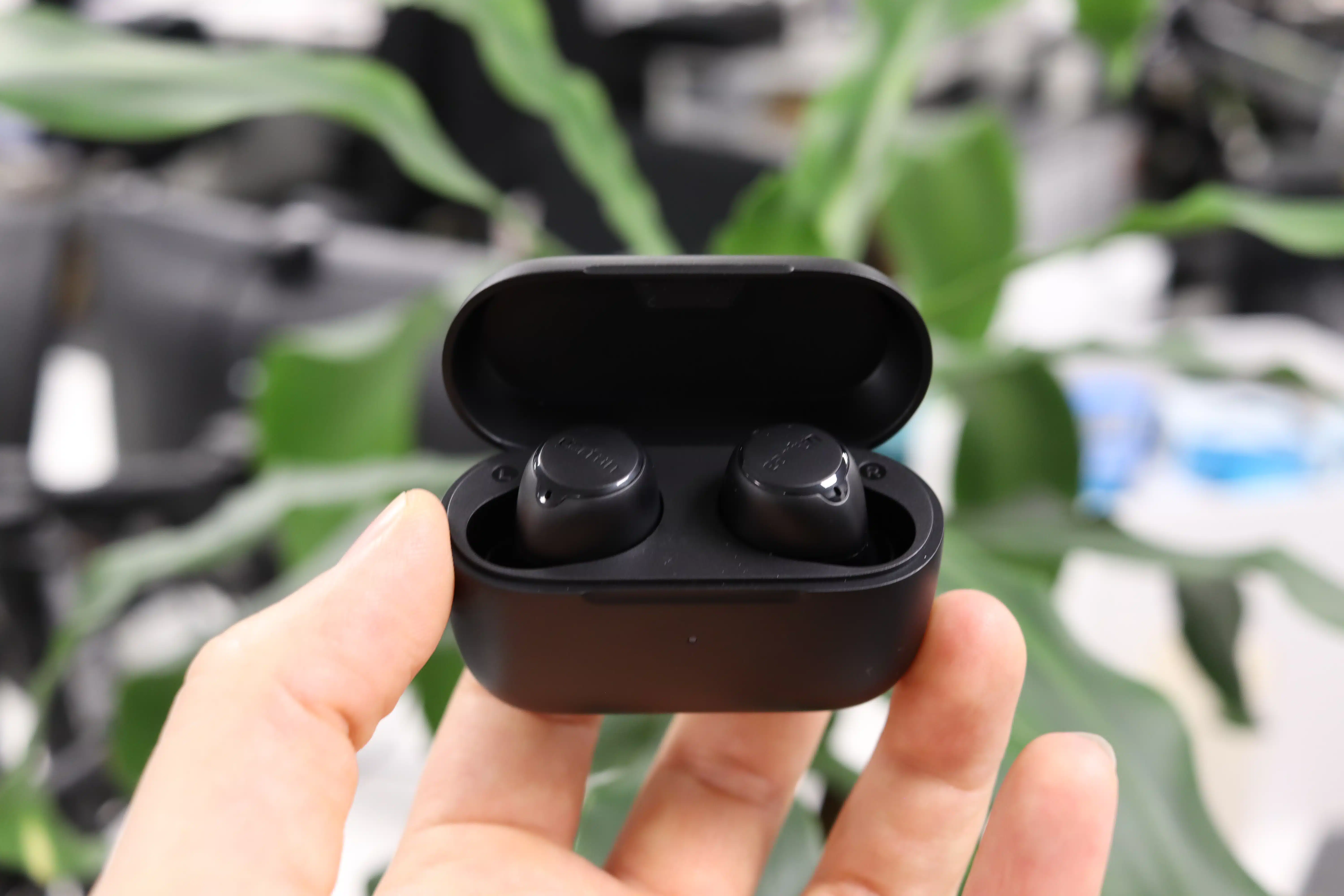 Earfun Free 2S in Hand