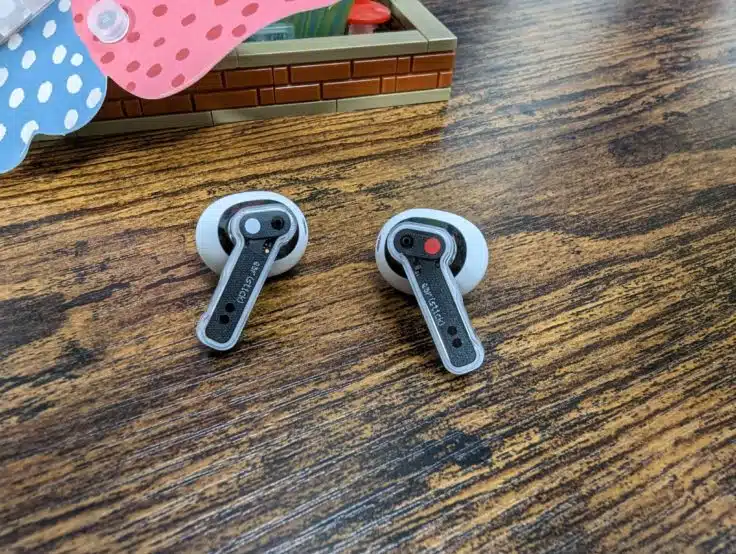 Nothing ear(stick) Kopfhoerer nebeneinander