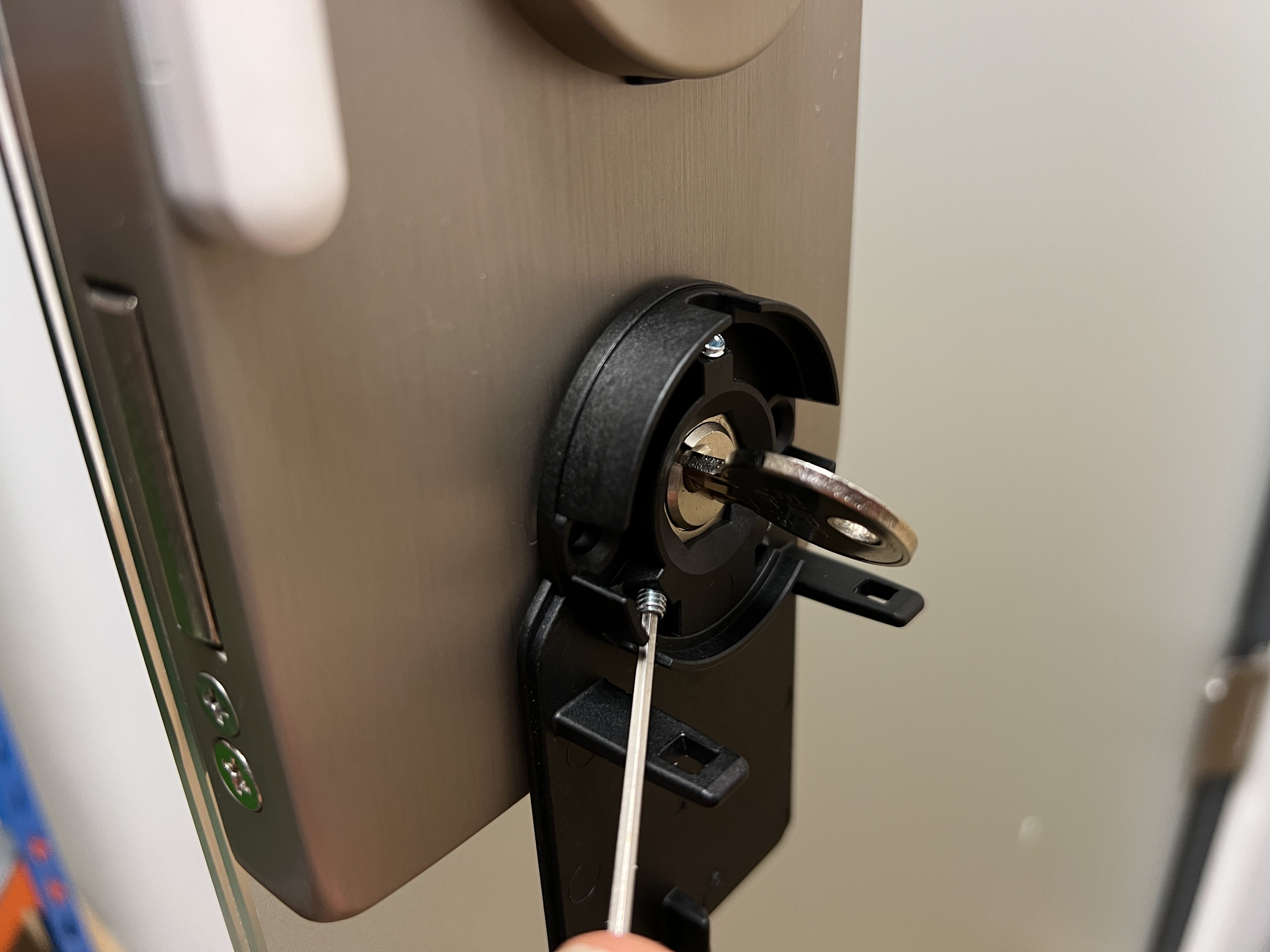 TOP-HausSicherheit - Das tedee Go Lock öffnet Dir automatisch die Tür,  sobald Du vor Deiner Haustür stehst.