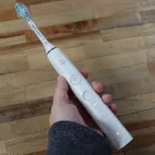 Philips Sonicare DiamondClean 9000 in Hand