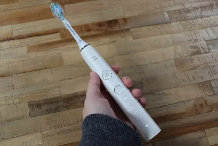 Philips Sonicare DiamondClean 9000 in Hand