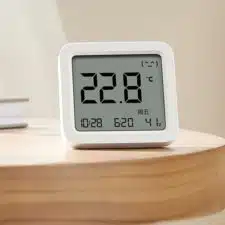 Xiaomi Temperatur- und Luftfeuchtigkeitmonitor 3 auf dem Tisch