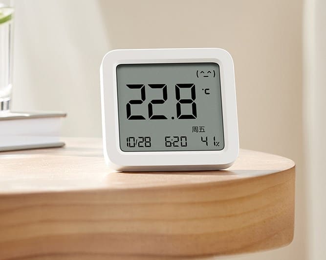 Xiaomi Temperatur- und Luftfeuchtigkeitmonitor 3 auf dem Tisch