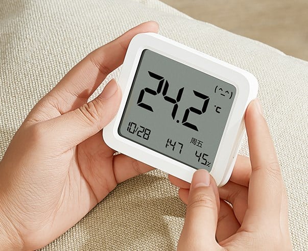 Xiaomi Temperatur- und Luftfeuchtigkeitmonitor 3 in der Hand