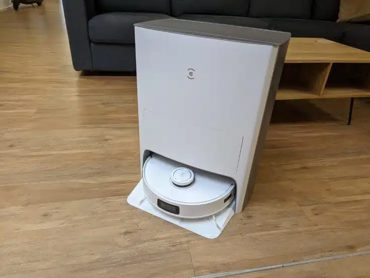 ECOVACS X1e OMNI Saugroboter in der Station seitlich