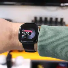 Fitbit Versa 4 am Arm