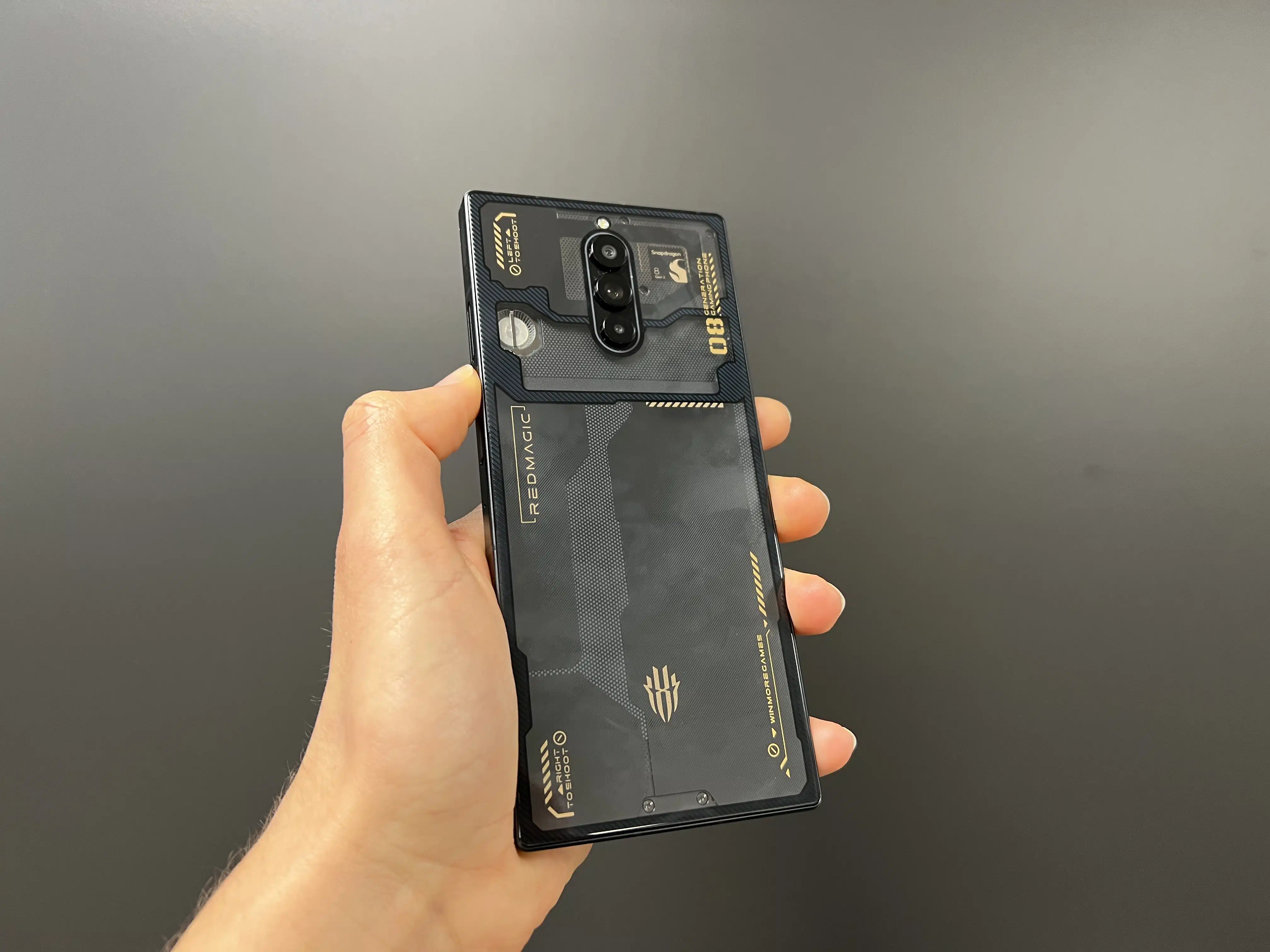 REDMAGIC 8 Pro Smartphone Rueckseite in Hand