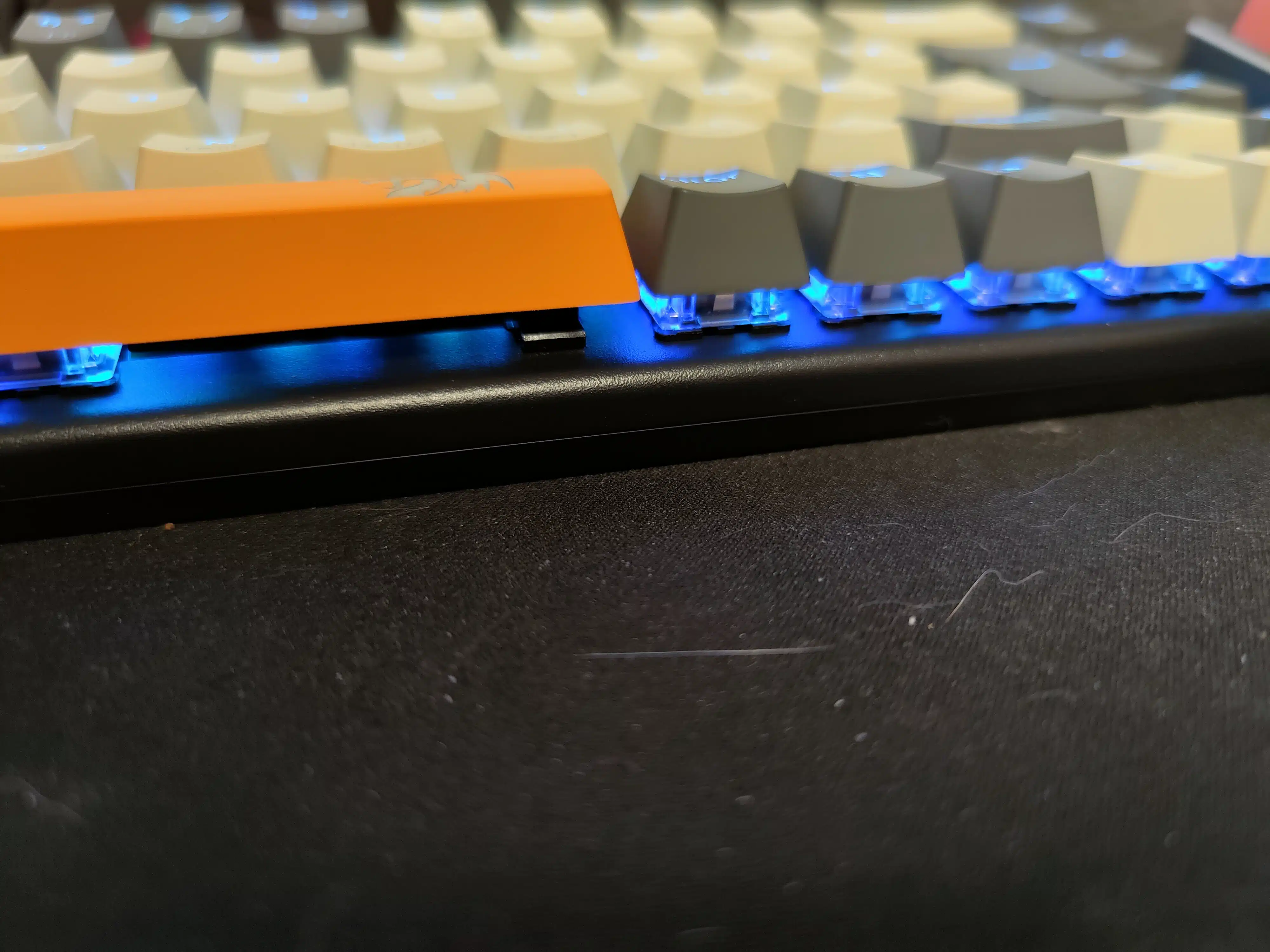 Redragon Ryze K633CGO RGB von der Seite