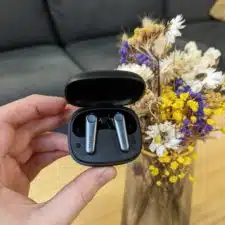 Earfun Air Pro 3 im Case neben Blumen