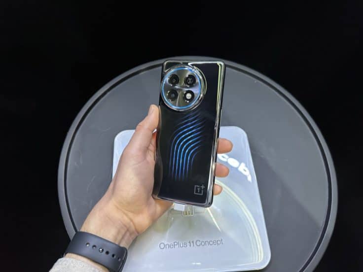 OnePlus Konzeptsmartphone in der Hand