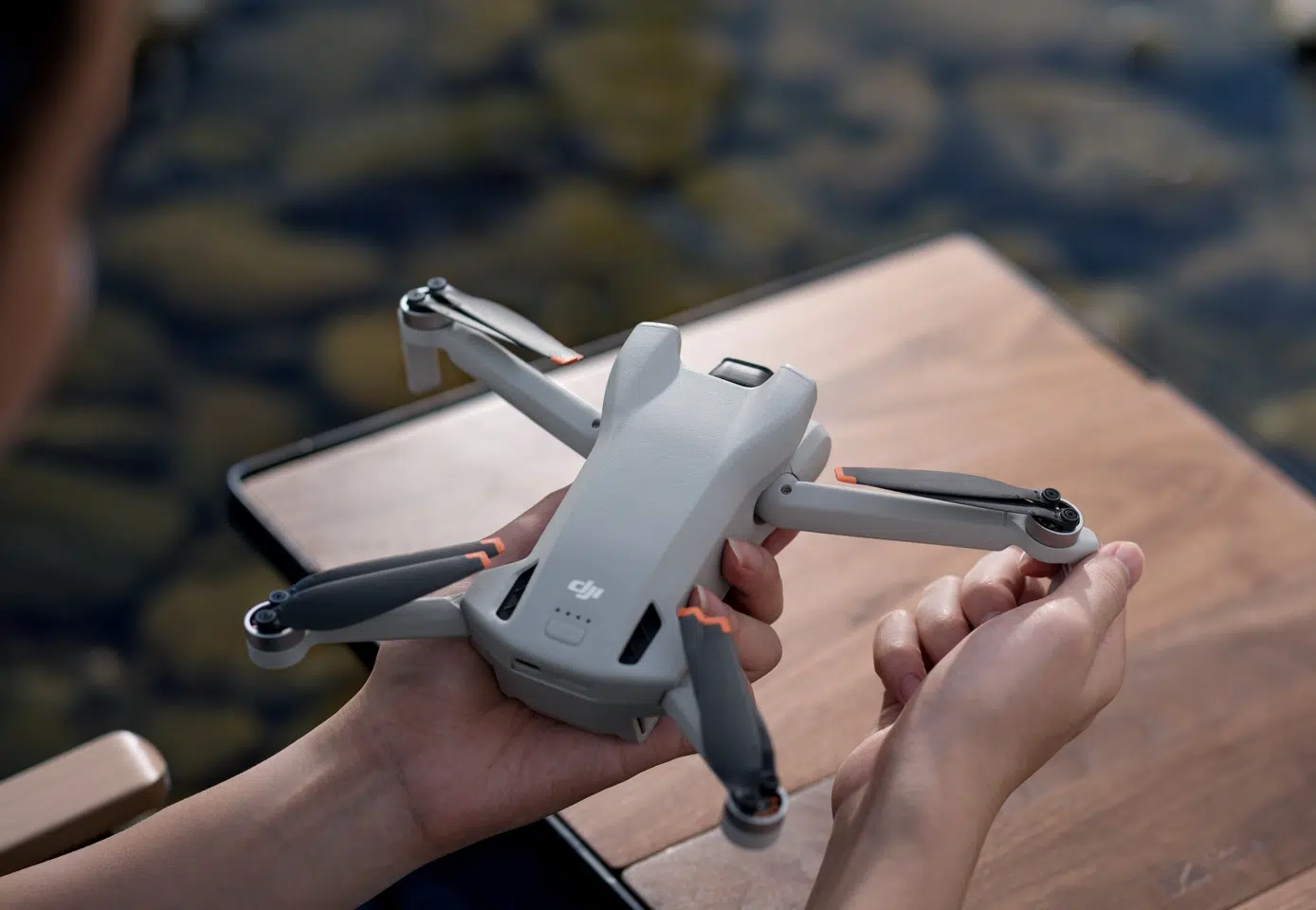 DJI Mini 3 (drone Seul) - Drone Compact <249g Avec Caméra 4K HDR - Autonomie 38 Min - Prise Verticale - Sans Télécommande