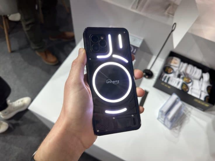 Unihertz Luna Smartphone in der Hand