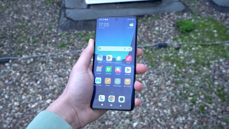 Xiaomi 13 Pro Smartphone Display draussen