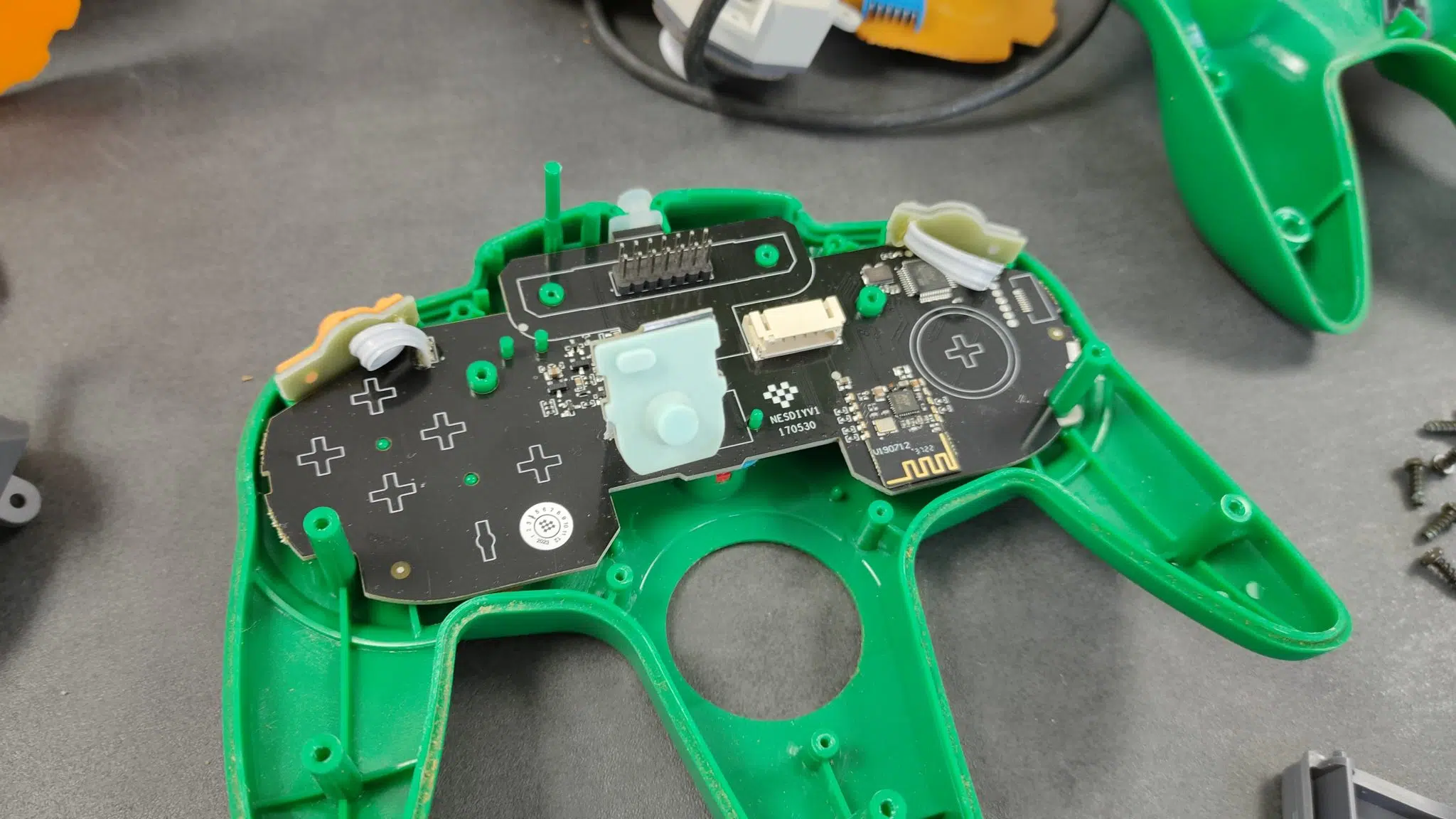 8BitDo Mod Kit macht den alten N64 Controller zum Gamepad für die Switch