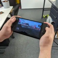 GPD WIN 4 in der Hand