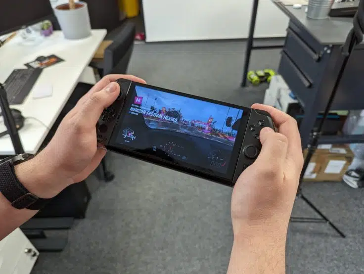 GPD WIN 4 in der Hand