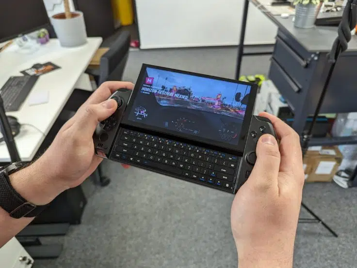 GPD WIN 4 in der Hand Tastatur