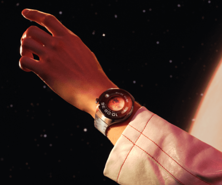 Huawei Watch 4 am Handgelenk Weltraum