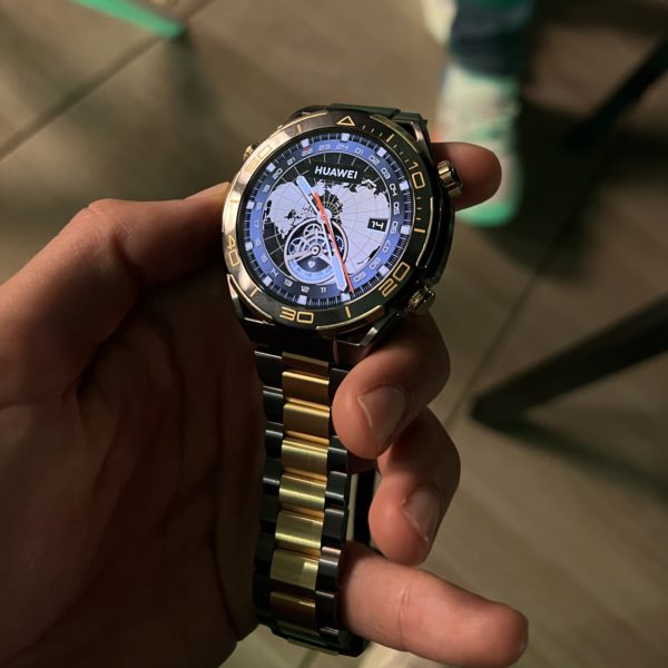 Huawei Watch Ultimate Gold in der Hand