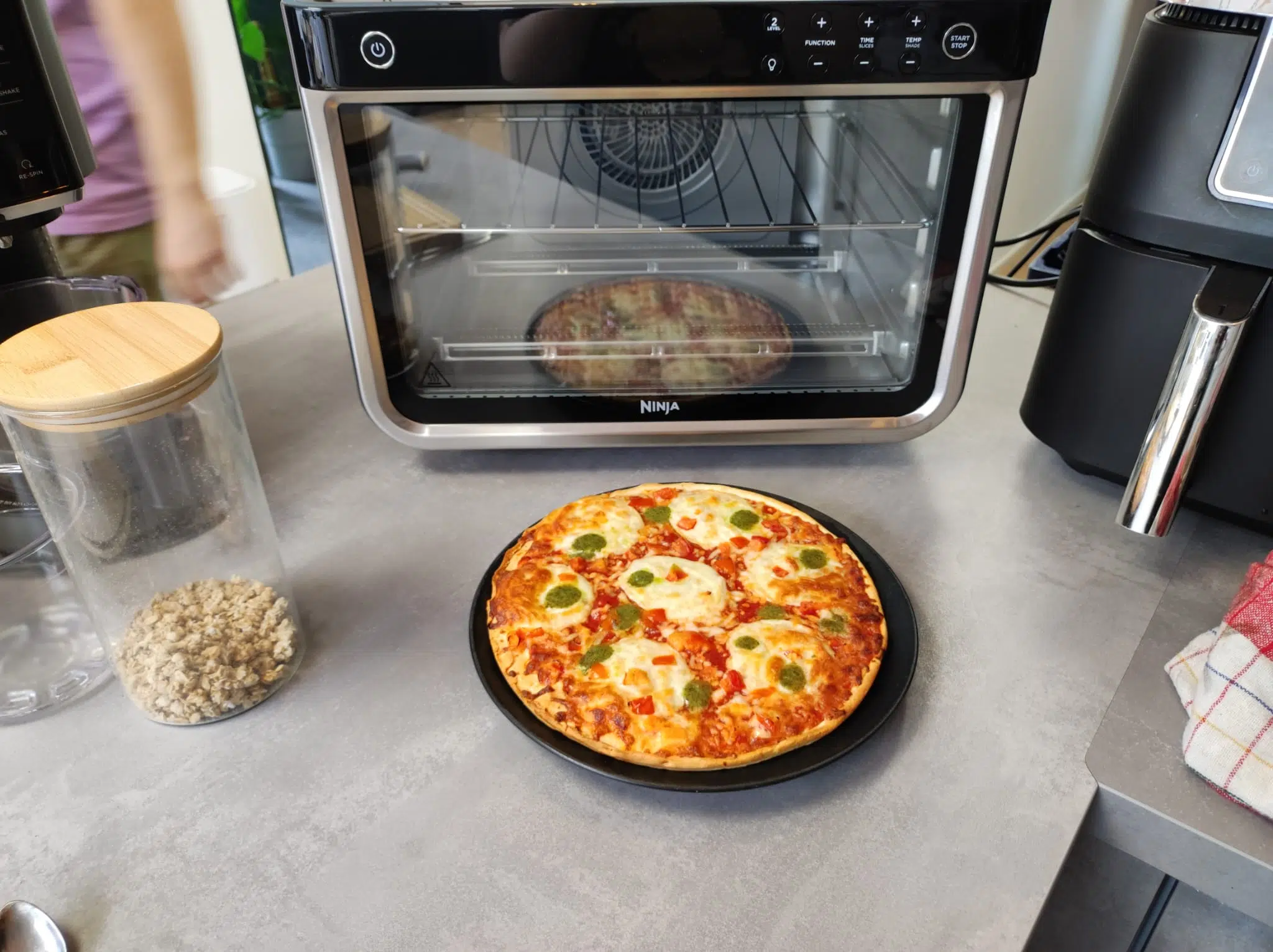 Ninja Foodi 10 in 1 XL Multifunktionsofen fertige Pizza