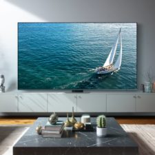 SAMSUNG GQ98Q80CAT Fernseher im Wohnraum