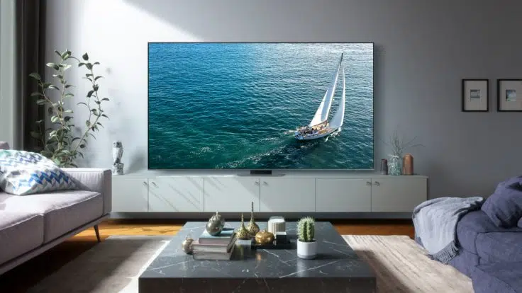 SAMSUNG GQ98Q80CAT Fernseher im Wohnraum