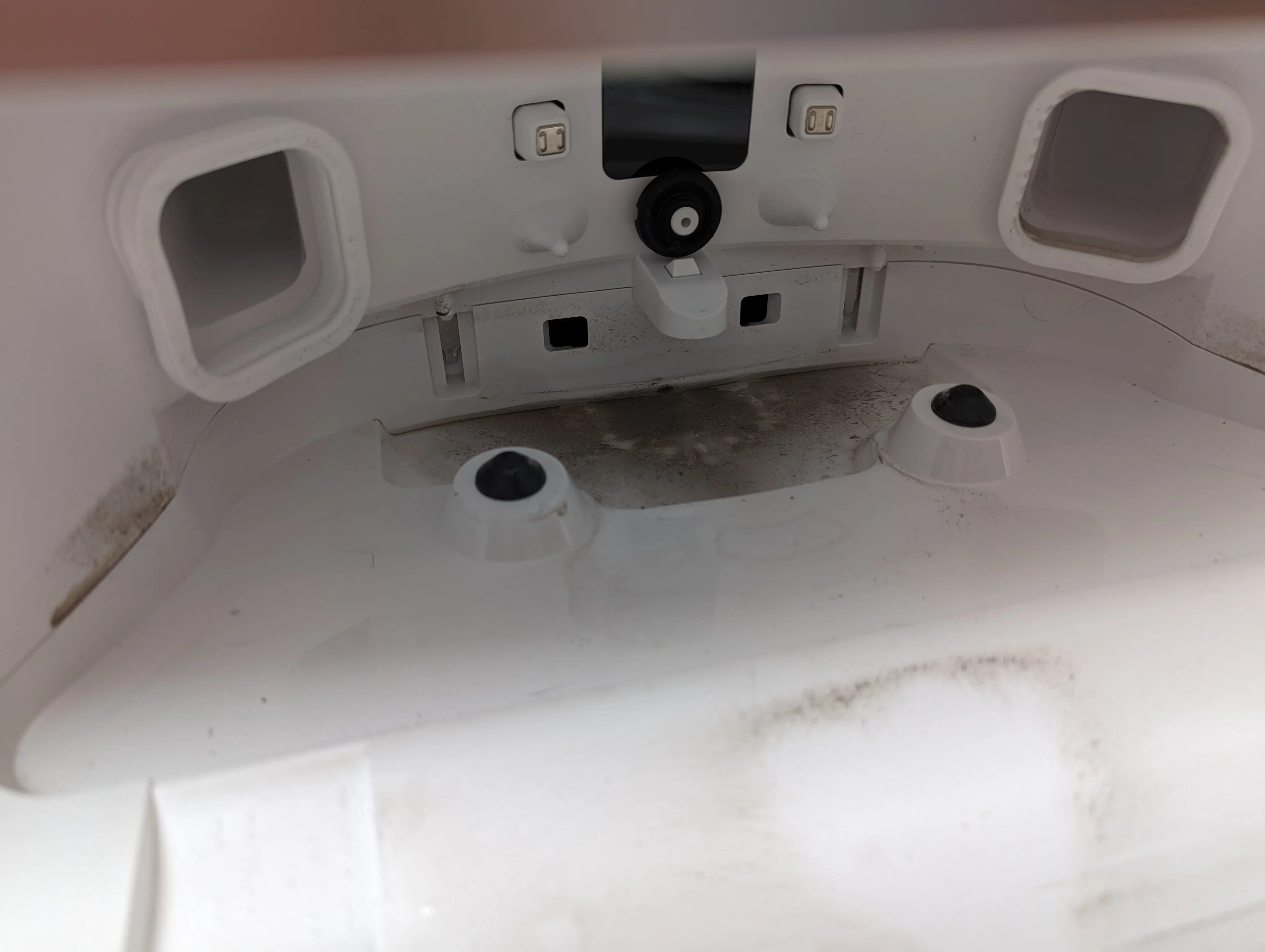 Dreame L20 Ultra Wanne herausgenommen