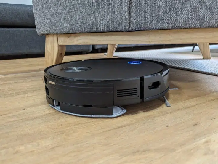 Proscenic Floobot V10 von hinten unter dem Stuhl