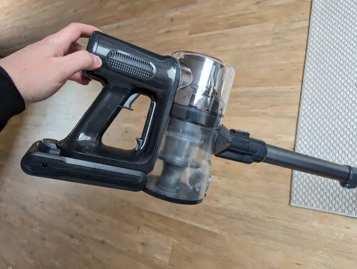 Proscenic P12 Akkusauger in der Hand