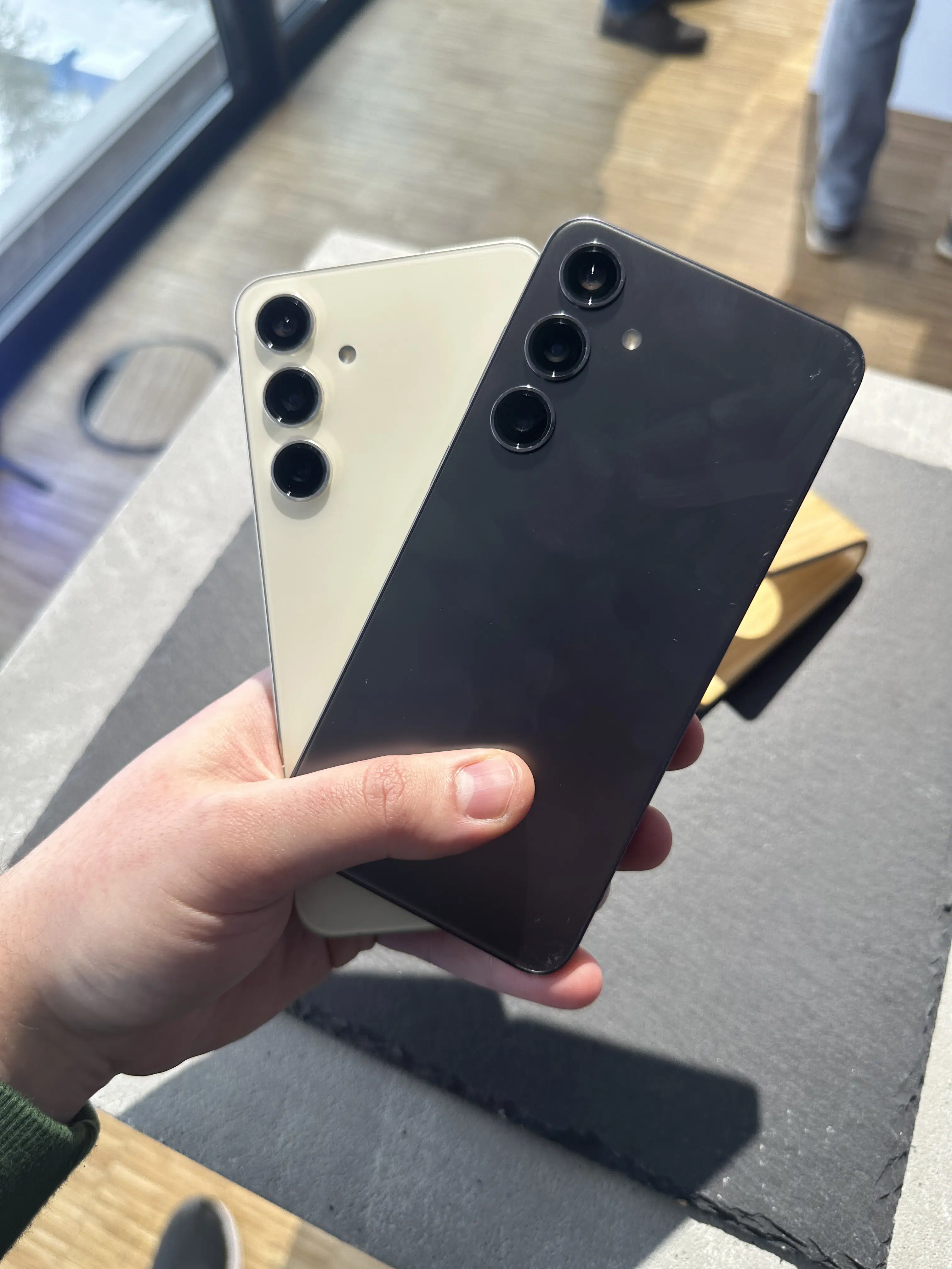 Samsung Galaxy S24 zwei in der Hand Samsung Galaxy S24 zwei in der Hand