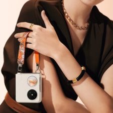 Huawei Pocket 2 Flip an einem band von einer Frau gehalten