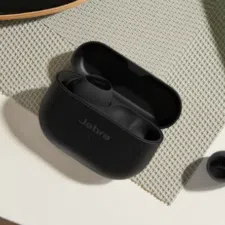 Jabra Elite 10 auf dem Tisch