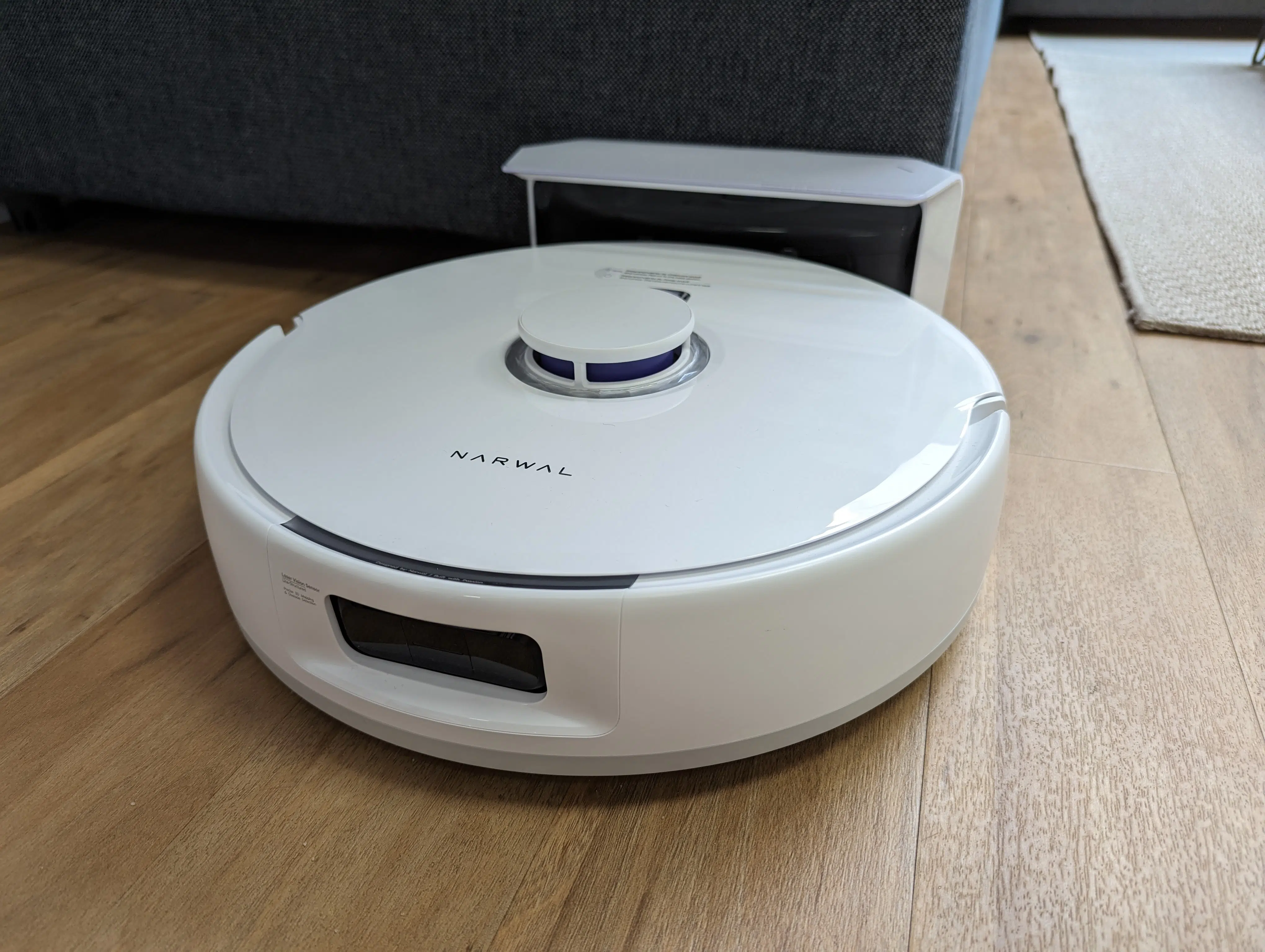 Narwal Freo X Plus in der Station