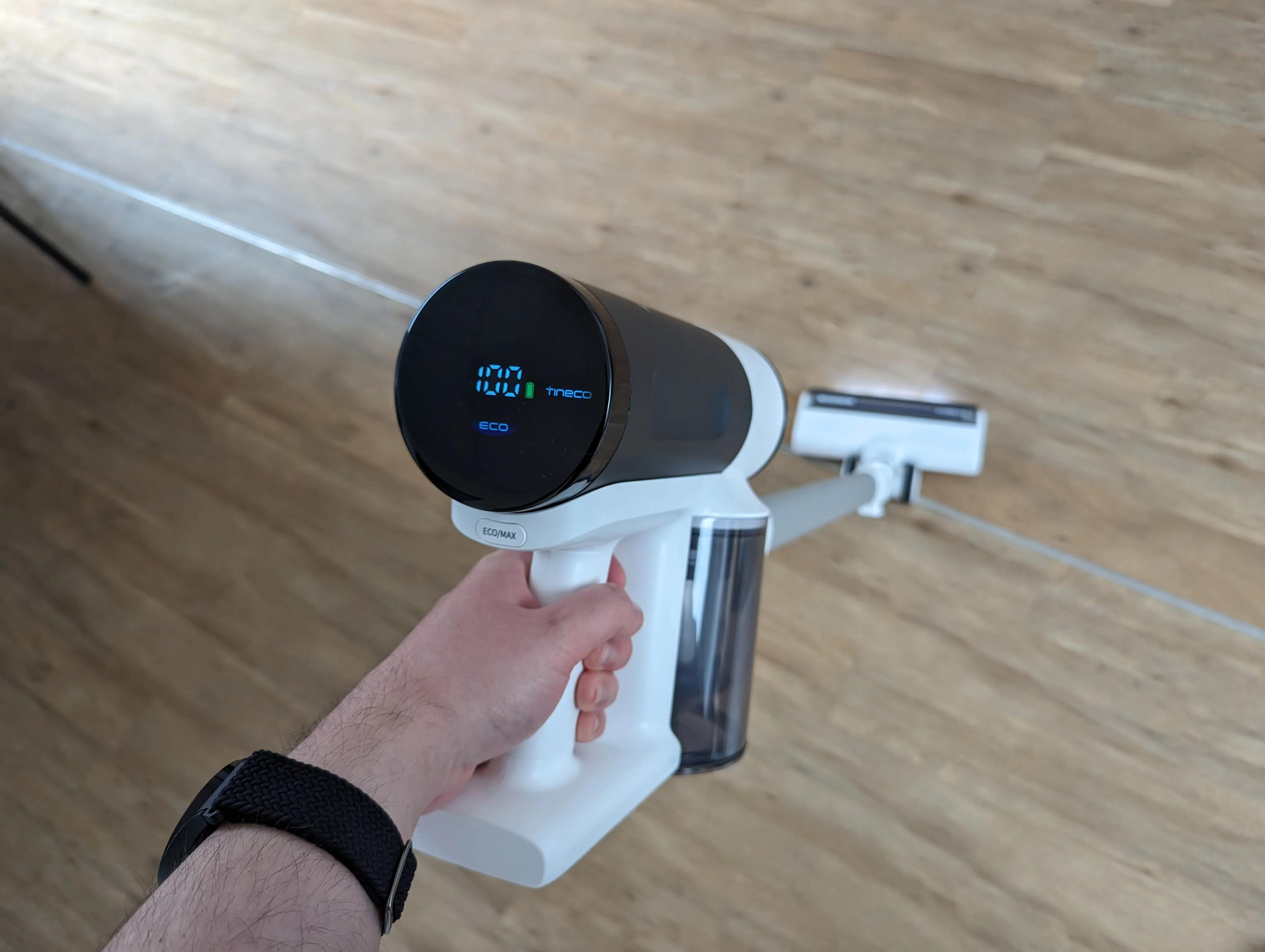Tineco Floor One Switch S7 Akkusauger in der Hand