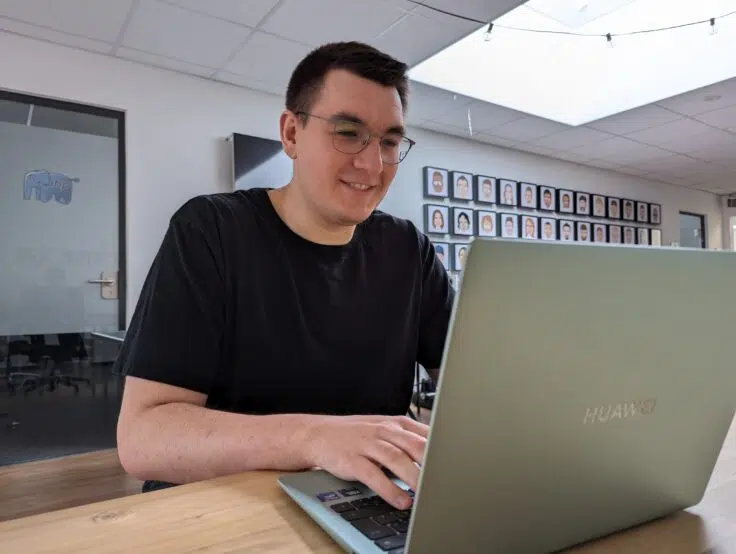 Huawei MateBook 14 2024 mit Person